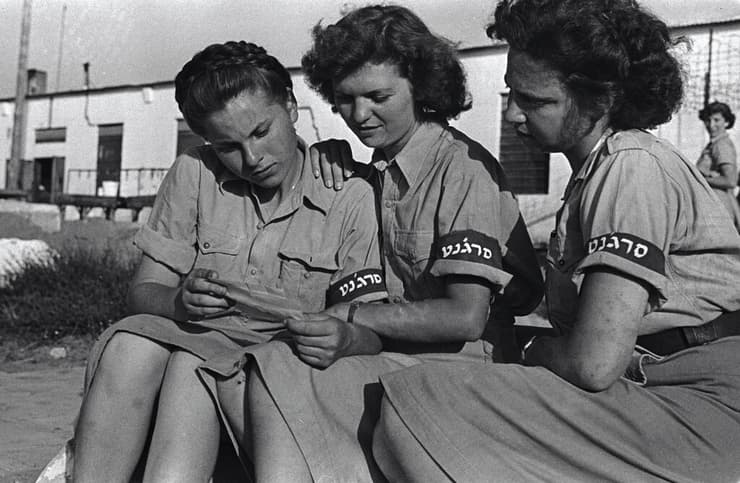 1948, שלוש סמלות מחיל הנשים 
