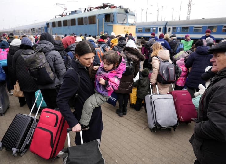 פולינה ובתה אריה, פליטות מאוקראינה,  רצות לתפוס רכבת לבודספר