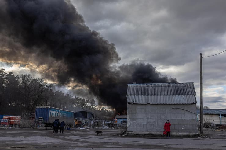 אוקראינה הרס נזק עשן אחרי הפצצה של רוסיה ליד ברובארי נזק הרס מלחמה באירופה משבר