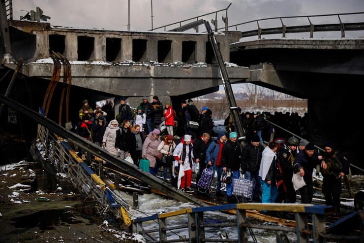 תושבים מחכים מתחת לגשר הורס כדי לחצות את הנהר ב אירפין אוקראינה