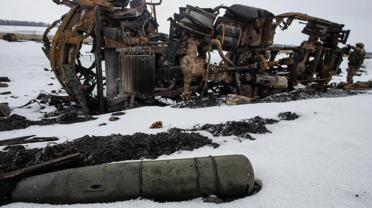 כלי רכב צבאיים שרופים לאחר לחימה בסומי, אוקראינה