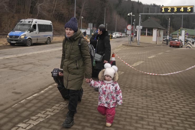 פליטים אוקראינים מגיעים לגבול פולין