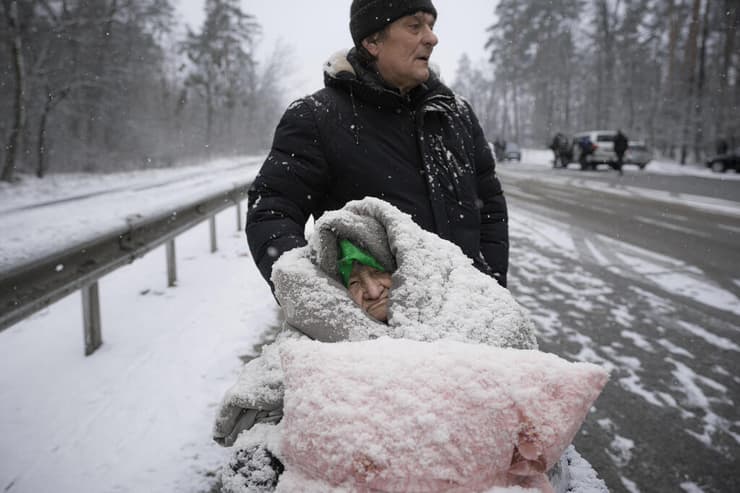 אישה מבוגרת זקנה שלג לאחר שפונתה מ אירפין ליד קייב אוקראינה משבר מלחמה באירופה
