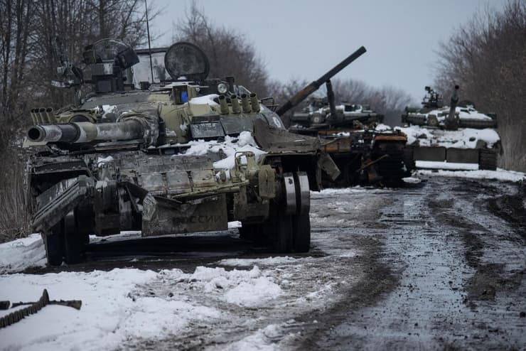 כלי רכב צבאיים שרופים לאחר לחימה בסומי, אוקראינה