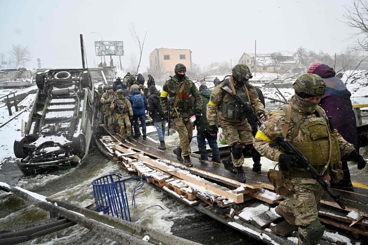 אוקראינים חוצים את גשר נהר אירפין ההרוס