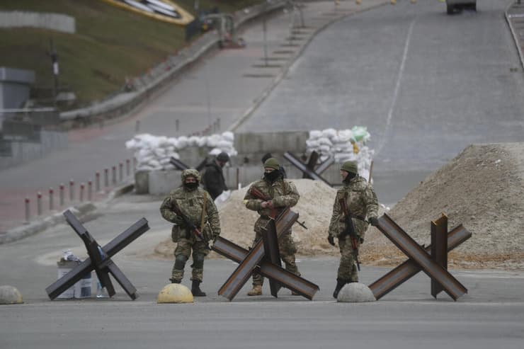 צבא חייל חיילים אוקראינים מחסום ב קייב אוקראינה מלחמה באירופה משבר