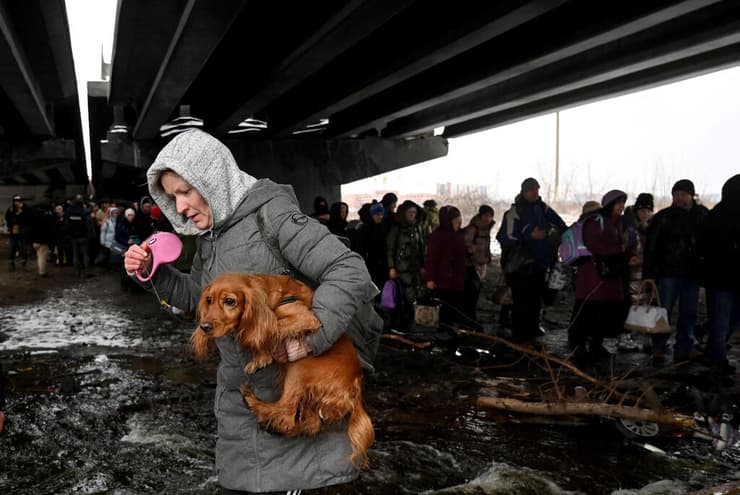 אישה עם כלב חוצה את הגשר ההרוס באירפין