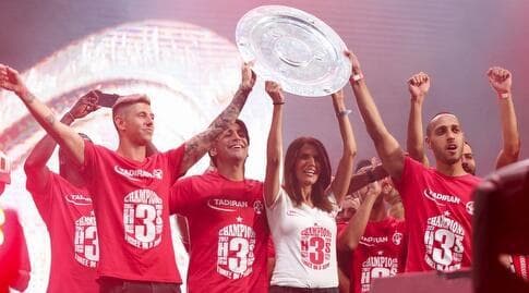 אלונה ברקת ושחקני הפועל באר שבע חוגגים