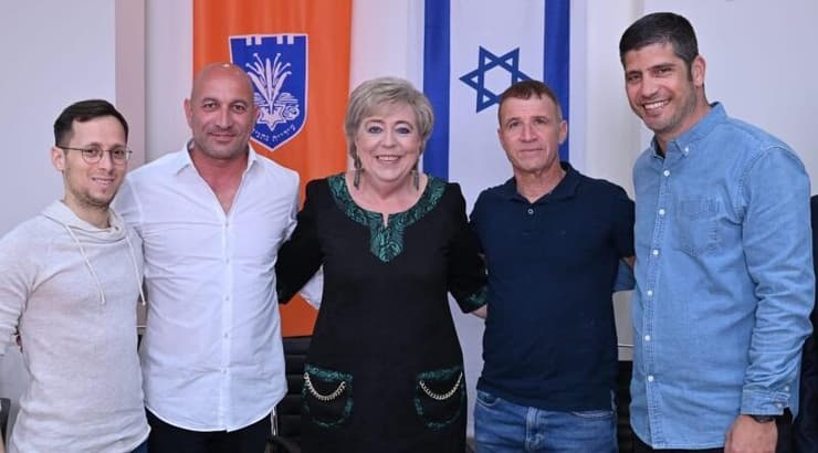 מרים פיירברג-איכר עם ראשי נתניה וטוברוק