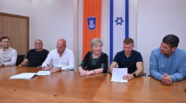 ראשי נתניה וטוברוק במעמד החתימה