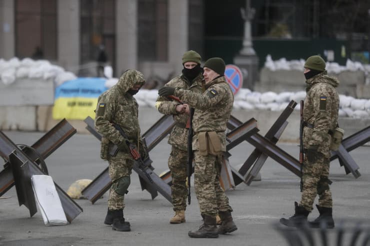 צבא חייל חיילים אוקראינים מחסום ב קייב אוקראינה מלחמה באירופה משבר