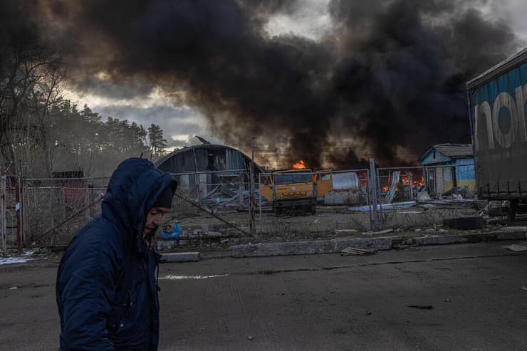 אוקראינה אש עשן אחרי הפצצה של רוסיה ליד ברובארי נזק הרס מלחמה באירופה משבר