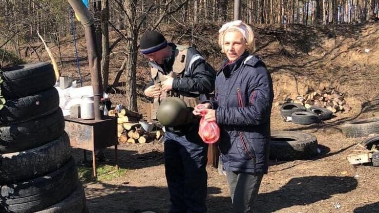 אזרחים אוקראינים מביאים מזון לחיילים אוקראינים בוישוגרוד, צפון קייב