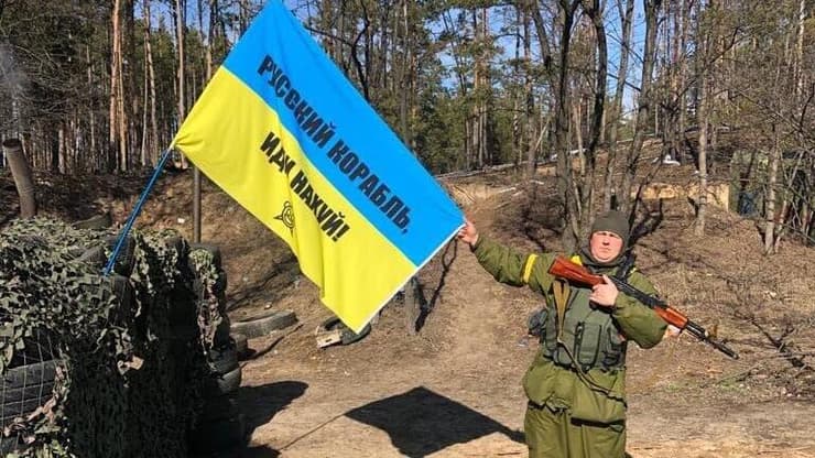 אזרחים אוקראינים מביאים מזון לחיילים אוקראינים בוישוגרוד, צפון קייב