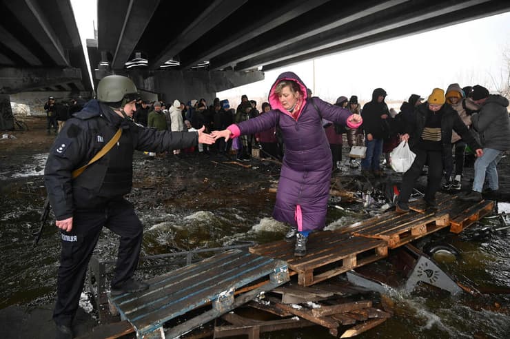 אוקראינים חוצים את גשר נהר אירפין ההרוס