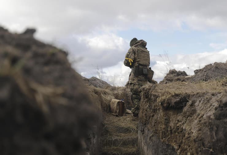 צבא חייל אוקראיני שומר בעמדה ליד קייב אוקראינה מלחמה באירופה משבר