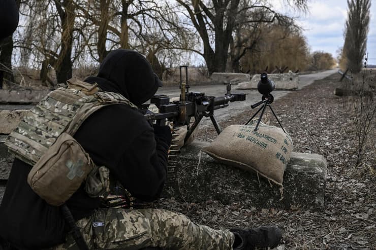 חייל אוקראיני מכוון נשק ליד קייב