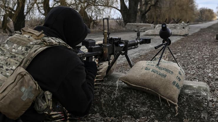 חייל אוקראיני מכוון נשק ליד קייב