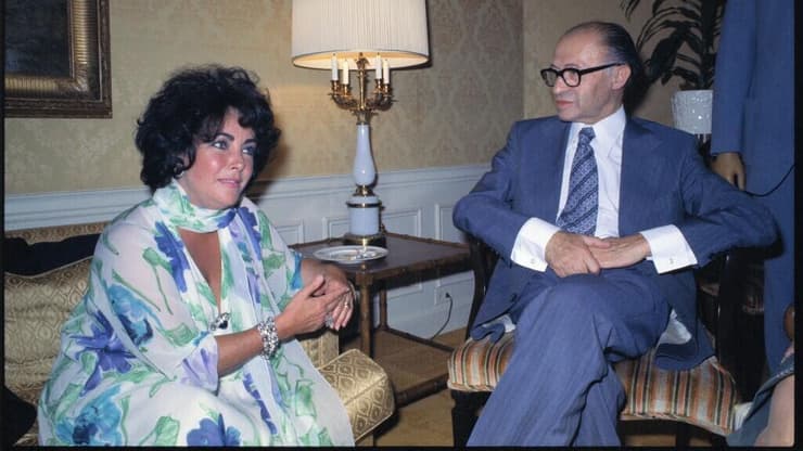 אבק כוכבים. בגין משוחח עם השחקנית אליזבת טיילור במלון וולדורף אסטוריה בניו יורק, יולי 1977