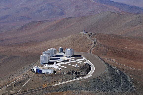 שמונה טלסקופים שיכולים לפעול יחד. מערך VLT בפרנל שבצפון צ'ילה
