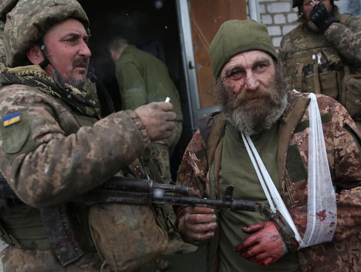 חייל אוקראיני שנפצע בקרבות באזור לוהנסק במזרח אוקראינה מלחמה עם רוסיה 8.3