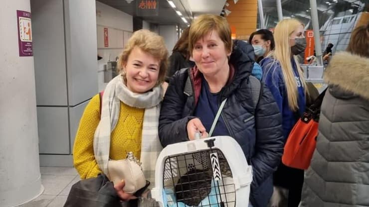 ולנטינה ומריאנה בשדה התעופה בדרך לישראל. הופתעו לגלות פתאום את האחות הלא מוכרת (צילום: אולבייה פיטוסי עבור הסוכנות היהודית) אחיות טיסת עולים אוקראינה מלחמה משפחה ולנטינה מריאנה