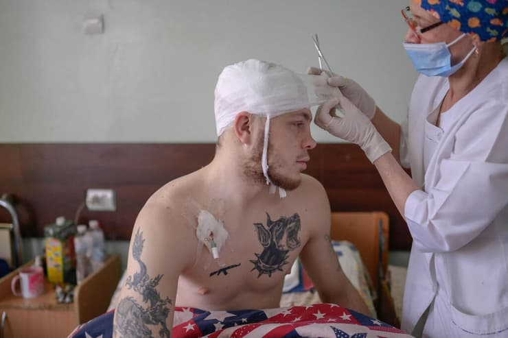 חייל אוקראיני שנפצע מקבל טיפול ב בית חולים ב מיקולאייב אוקראינה מלחמה עם רוסיה 8.3