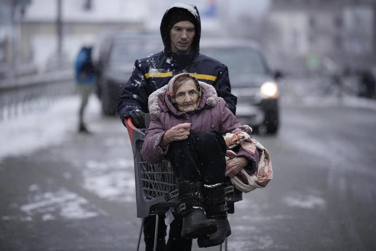 נושאים קשישה על אופניים פינוי מ אירפין שבפרברי קייב אוקראינה מלחמה 8.3