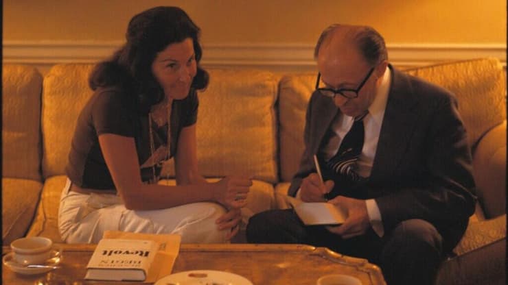 בגין חותם על ספרו במלון וולדורף אסטוריה בניו יורק, יולי 1977