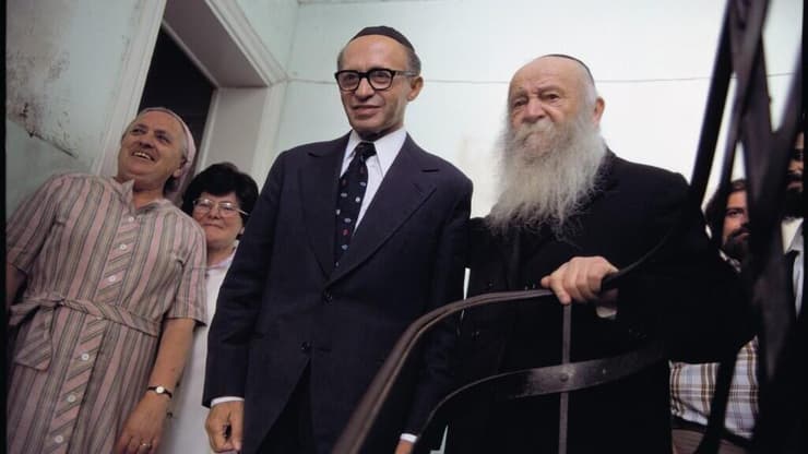בגין עם הרב צבי יהודה קוק, ממנהיגי הציבור הדתי לאומי באותן שנים