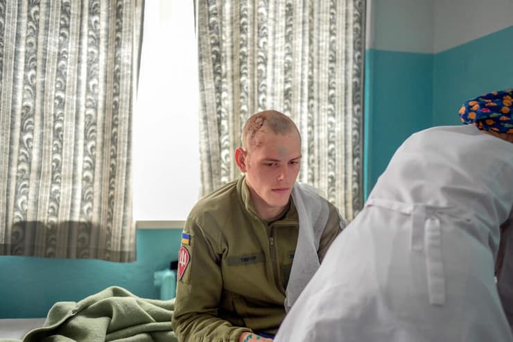 חייל אוקראיני שנפצע מקבל טיפול ב בית חולים ב מיקולאייב אוקראינה מלחמה עם רוסיה 8.3