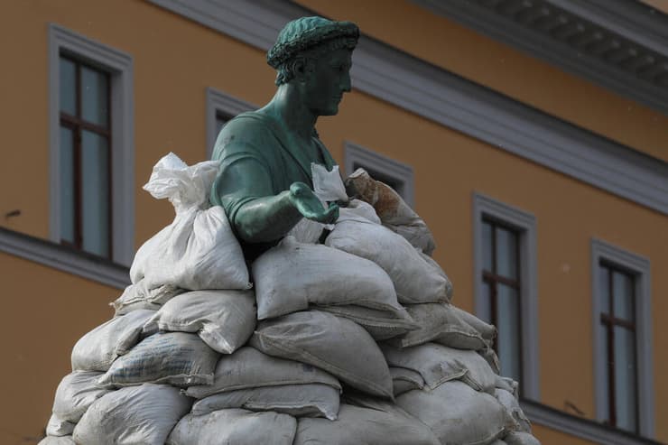 פסל הדוכס מרישלייה באוסדה עטוף בשקי חול