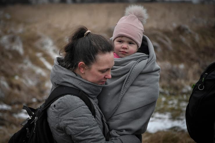 מדיקה אמא מחזיקה את בתה עליה לאחר ש חצתה את ה גבול ל פולין מ אוקראינה ב מעבר ה גבול ב מדיקה מזרח פולין