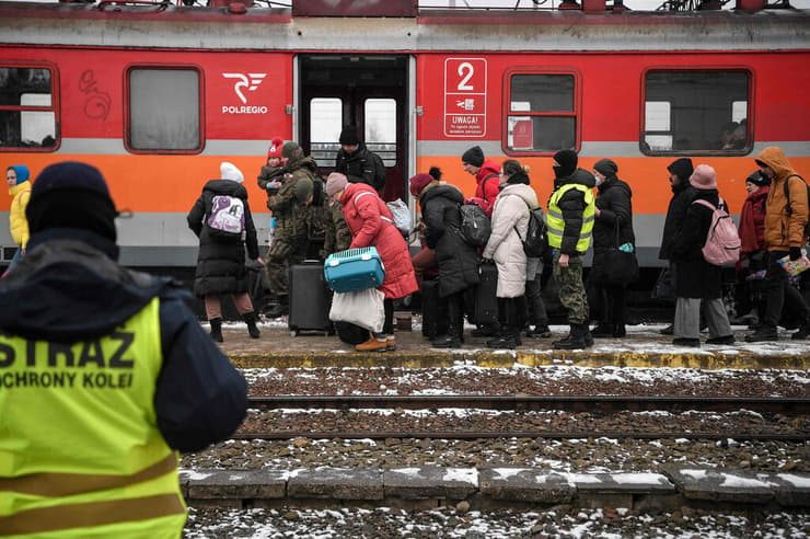 פליטים אוקראינים עולים על הרכבת בקרקוב 