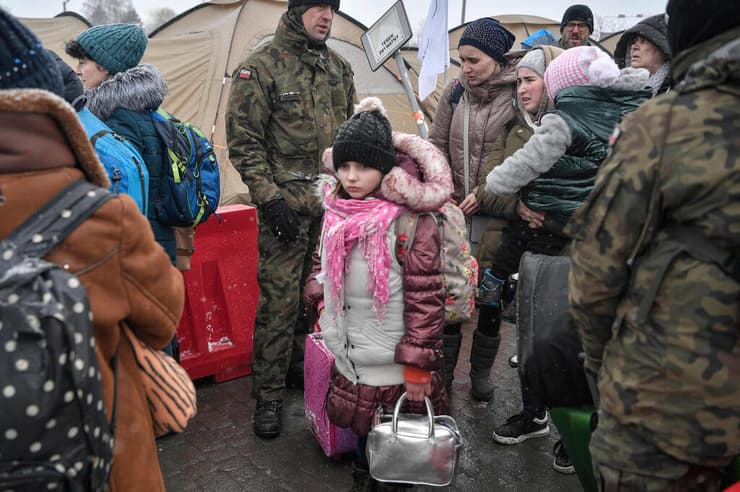 מדיקה פולין פליטים מבקשים סיוע מ חיילי צבא פולין לאחר ש חצו את ה גבול מ אוקראינה ל פולין ב מעבר ה גבול מדיקה מזרח פולין