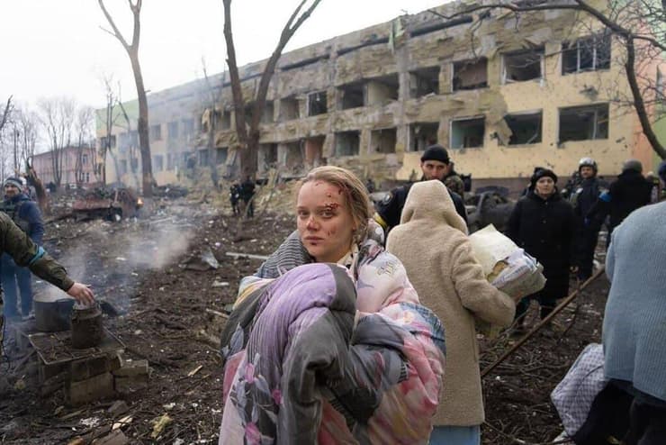 אישה בהיריון בורחת מבית החולים שהופצץ