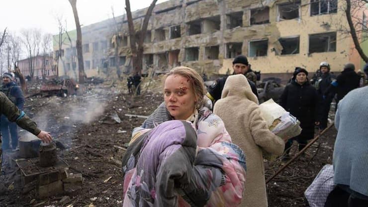 אישה בהיריון בורחת מבית החולים שהופצץ