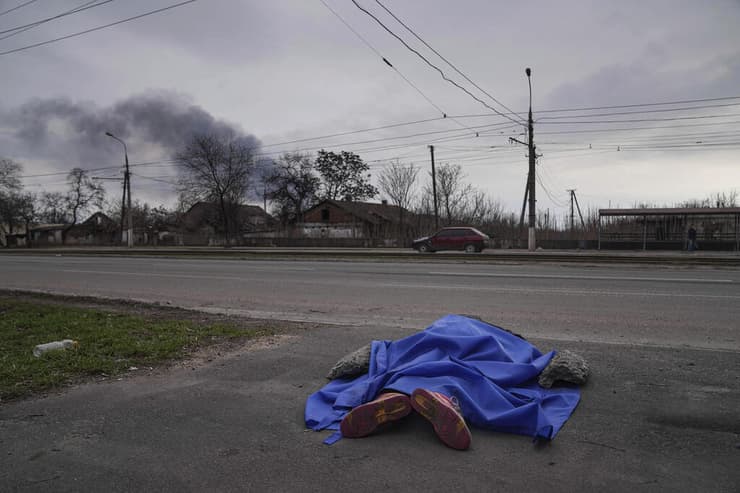 גופה ברחוב ב מריופול אוקראינה מלחמה עם רוסיה 7.3