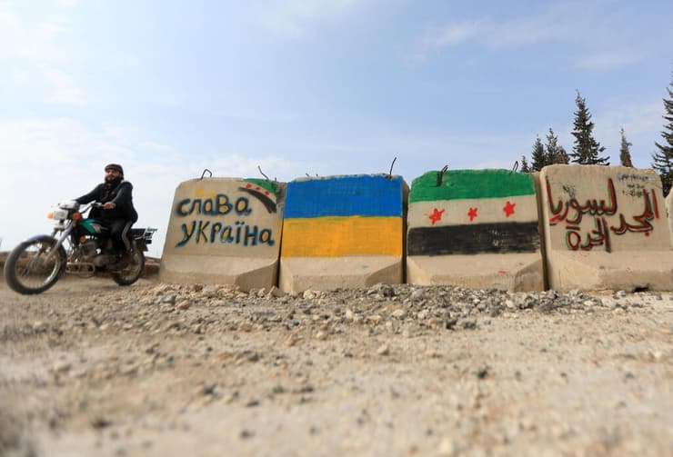 בטונדות עם דגלי סוריה ואוקראינה בחלב