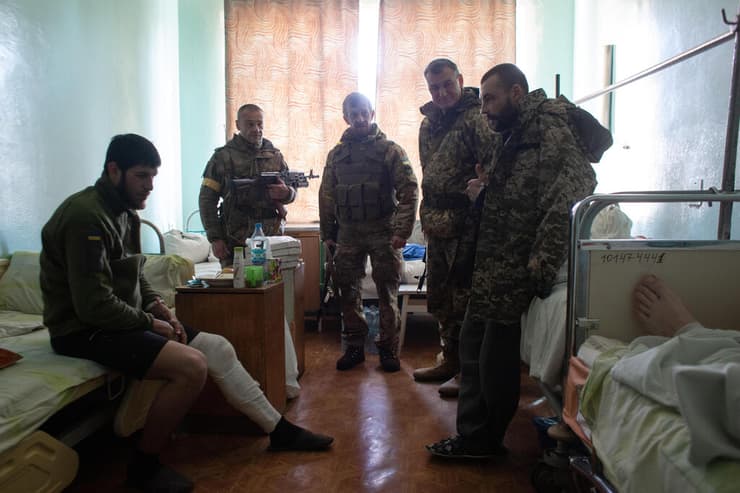 חיילים אוקראינים מבקרים חבר פצוע בבית חולים