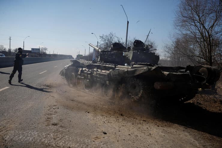 ברובארי אוקראינה חייל אוקראיני מכוון טנק רוסי שנלכד על ידי כוחות אוקראינים