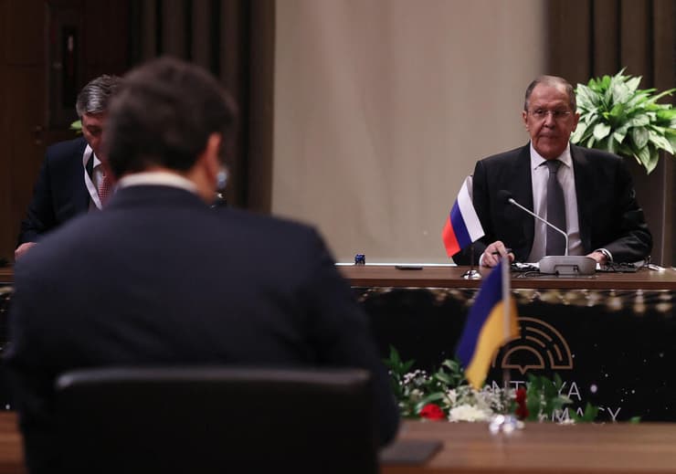 מפגש דמיטרי קולבה שר חוץ אוקראינה סרגיי לברוב שר החוץ רוסיה משבר מלחמה רוסיה אוקראינה 