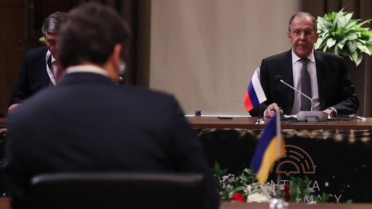 מפגש דמיטרי קולבה שר חוץ אוקראינה סרגיי לברוב שר החוץ רוסיה משבר מלחמה רוסיה אוקראינה 