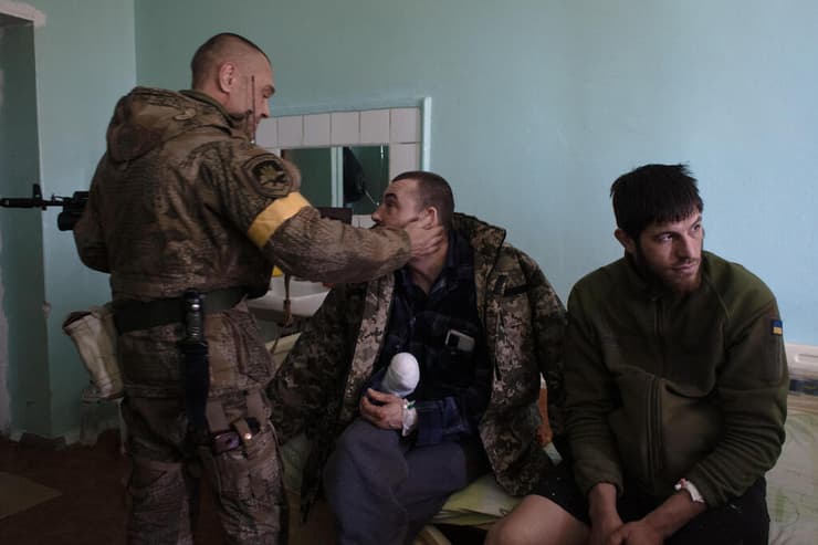 חיילים אוקראינים מבקרים חבר פצוע בבית חולים