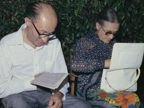 עם אחותו רחל בביתו שבתל אביב, יוני 1977