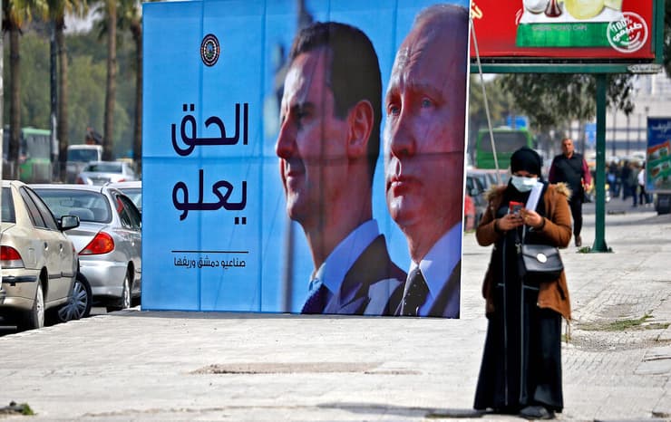 הפגנת תמיכה באושלט חוצות עם תמונות של נשיא רוסיה ולדימיר פוטין ונשיא סוריה בשאר אסד ב דמשקקראינה באוניברסיטת דמשק בסוריה