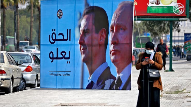 הפגנת תמיכה באושלט חוצות עם תמונות של נשיא רוסיה ולדימיר פוטין ונשיא סוריה בשאר אסד ב דמשקקראינה באוניברסיטת דמשק בסוריה