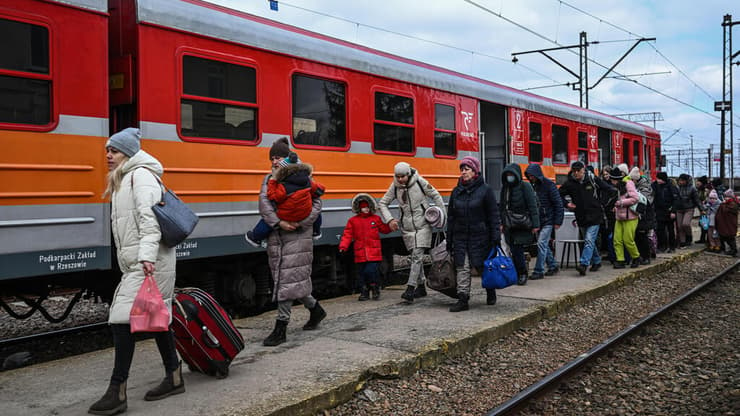 נשים וילדים ש ברחו מ אוקראינה הולכים ל עלות על רכבת כדי ל העביר אותם ל תחנת ה רכבת ה ראשית של פשמישל ל אחר ש חצו את מעבר ה גבול ה פולני ה אוקראיני משבר מלחמה רוסיה אוקראינה