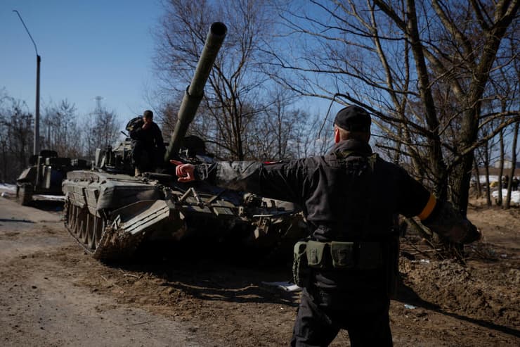 ברובארי אוקראינה חייל אוקראיני מכוון טנק רוסי שנלכד על ידי כוחות אוקראינים