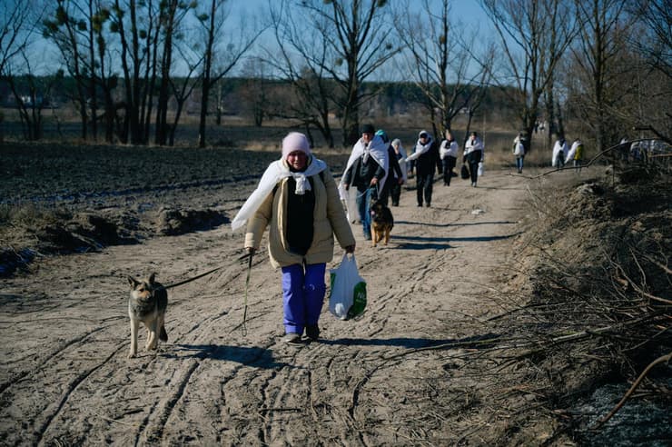 אנשים נמלטים באוקראינה